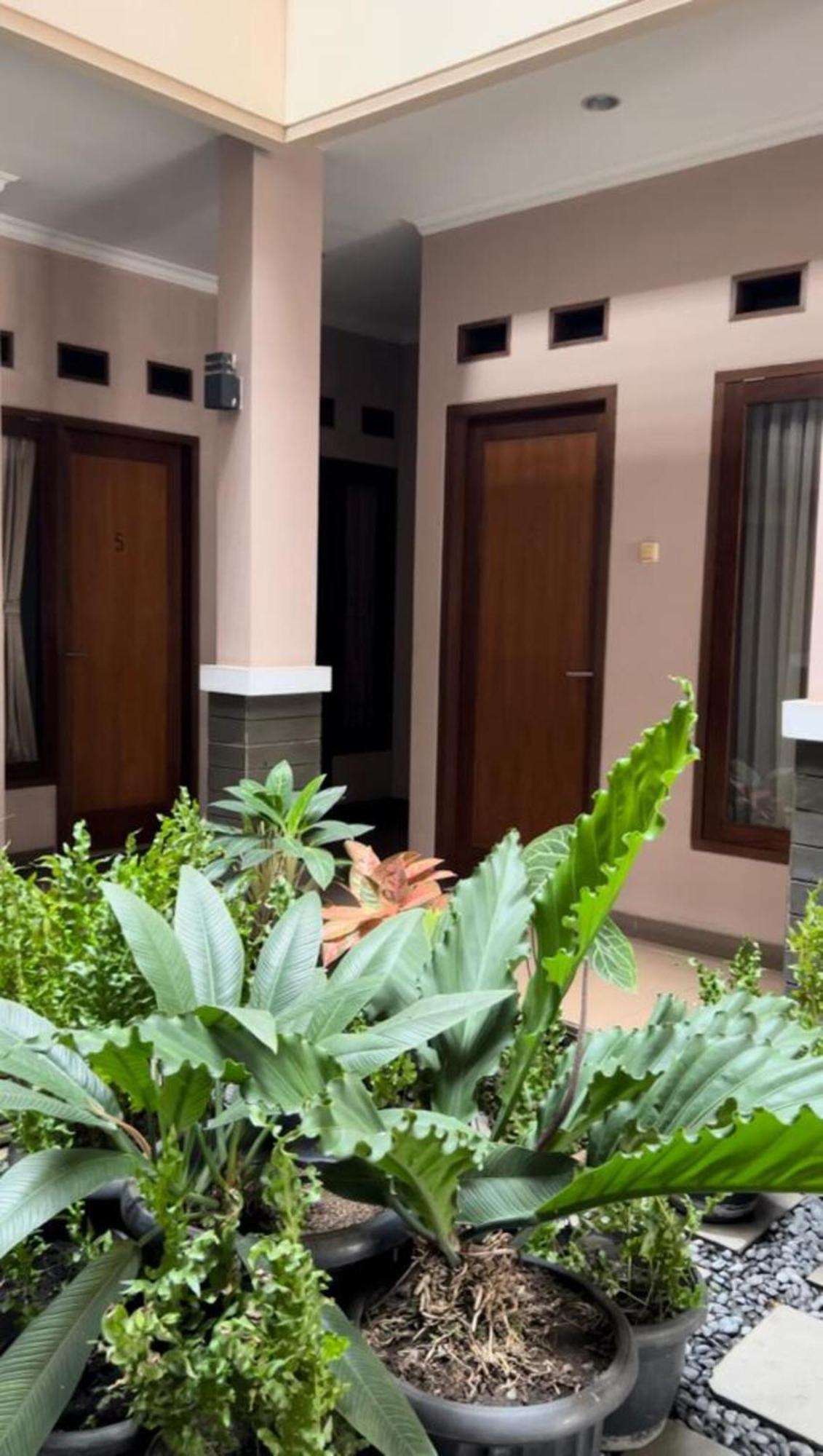 Hens Guesthouse Syariah Gadobangkong Exterior photo